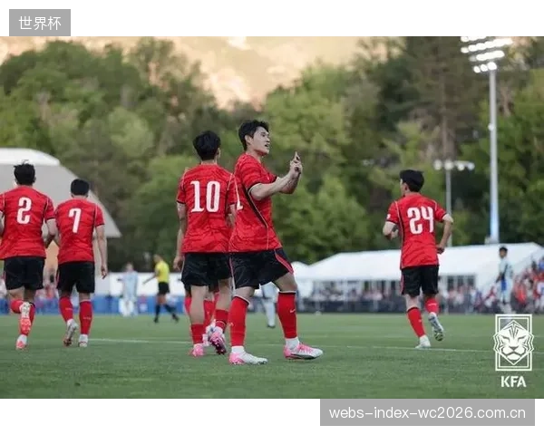 韩国队进攻创造力骤降，黄喜灿缺阵使球队失去重要机会来源。
